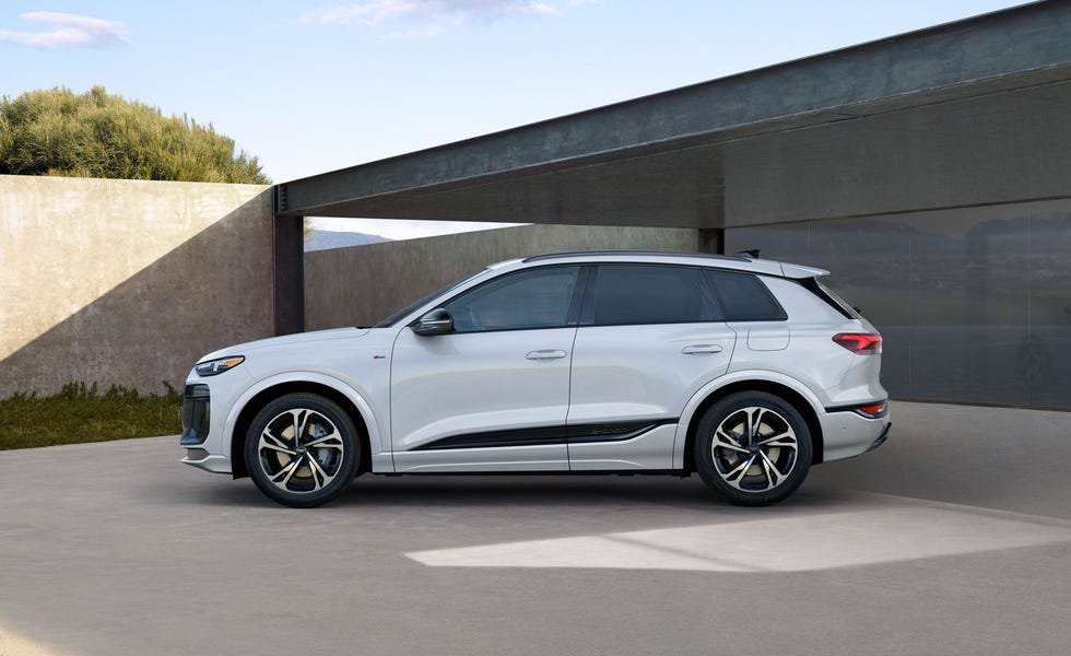 White [SUV](/article/citroen-c3-aircross-un-suv-electrique-a-partir-de-19-990) parked in a modern setting with concrete walls