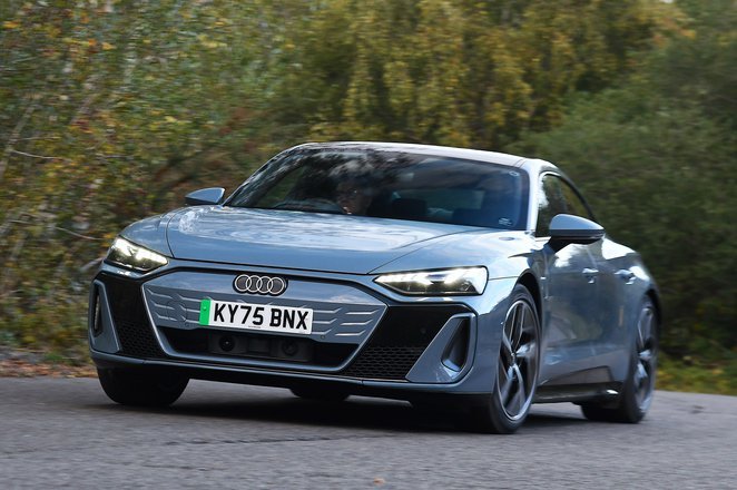 [Audi E](/article/audi-a6-e-tron-et-q6-e-tron-2027-nouvelles-technologies-et-800-km-d-autonomie)-tron GT front cornering