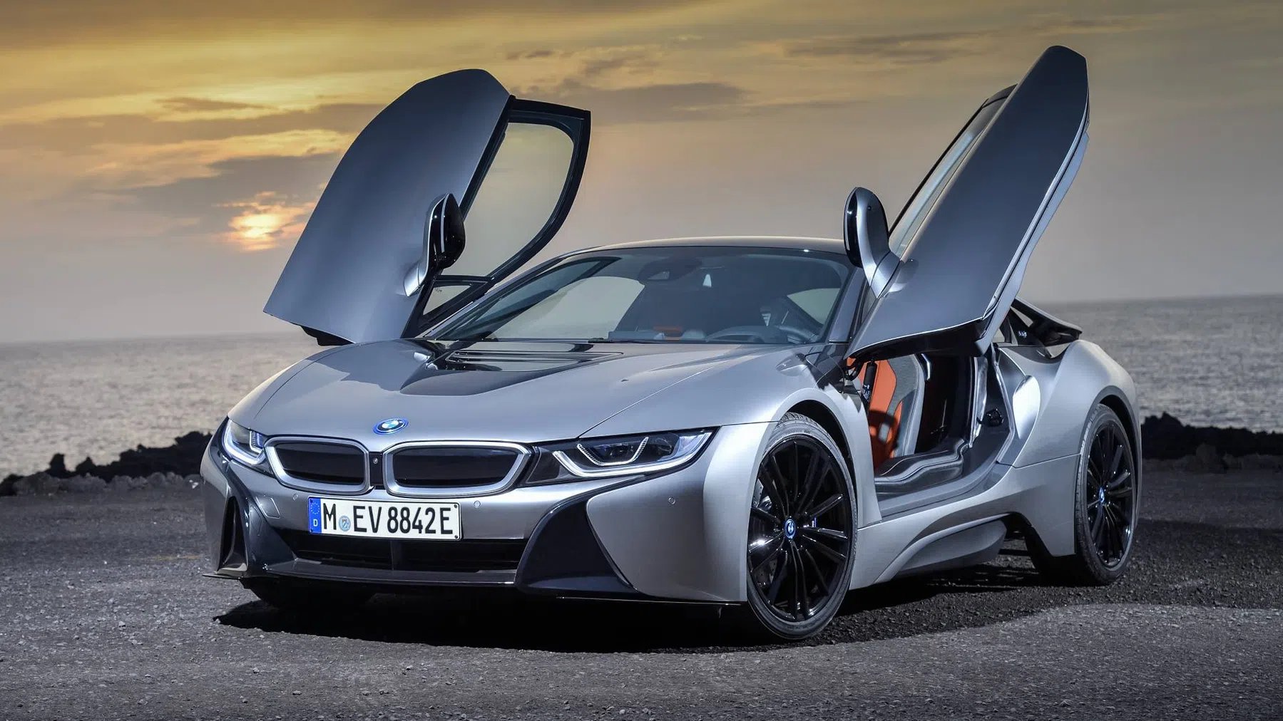 BMW i8 schuin voor deuren omhoog