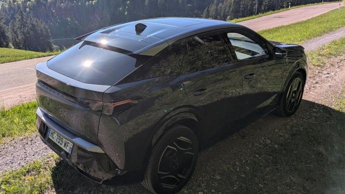 découvrez le [peugeot e](/article/peugeot-9x8-2026-nouvelle-livree-gti-aux-couleurs-de-la-205)e-3008](/article/peugeot-9x8-2026-nouvelle-livree-gti-aux-couleurs-de-la-205) dual motor, un suv électrique alliant performance sportive et esprit d'aventure pour une conduite dynamique et écologique.