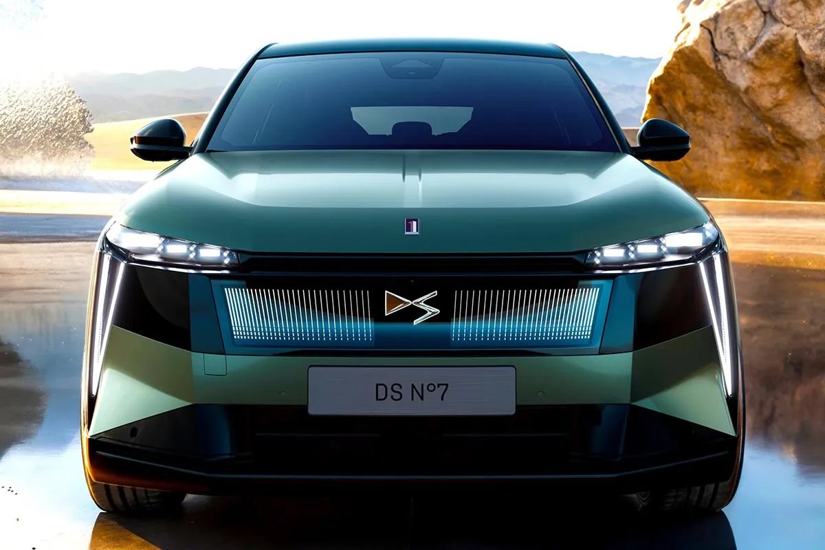 DS N°7 crossover compact SUV premium stratégie marque virage électrique design arêtes surfaces lissées