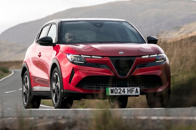 [Alfa Romeo Junior](/article/alfa-romeo-appuie-sur-pause-le-stelvio-nouvelle-generation-glisse-a-2027) Elettrica front cornering