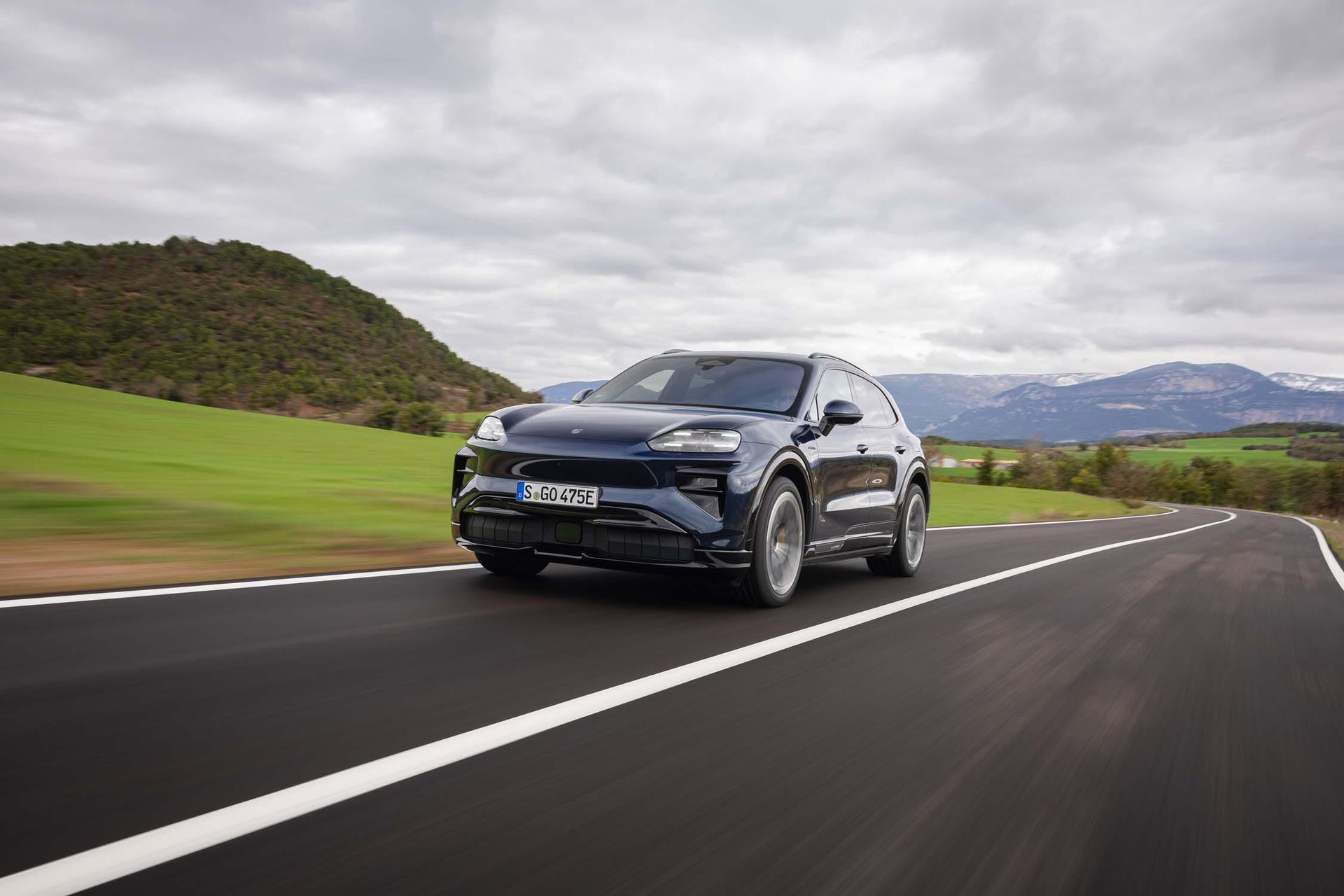 2026 porsche cayenne electric