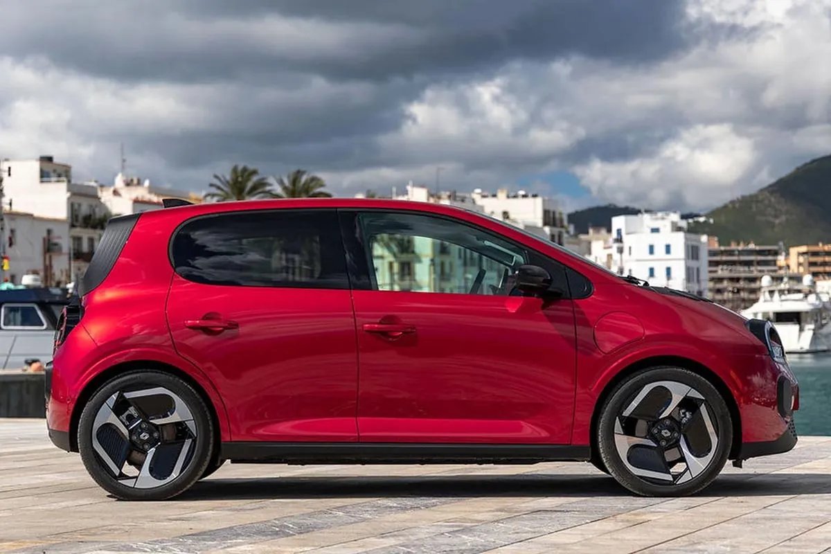 Photo principale de l'article : renault espace - Nouvelle Renault Twingo E-Tech : dès 17 000 €, elle séduit déjà