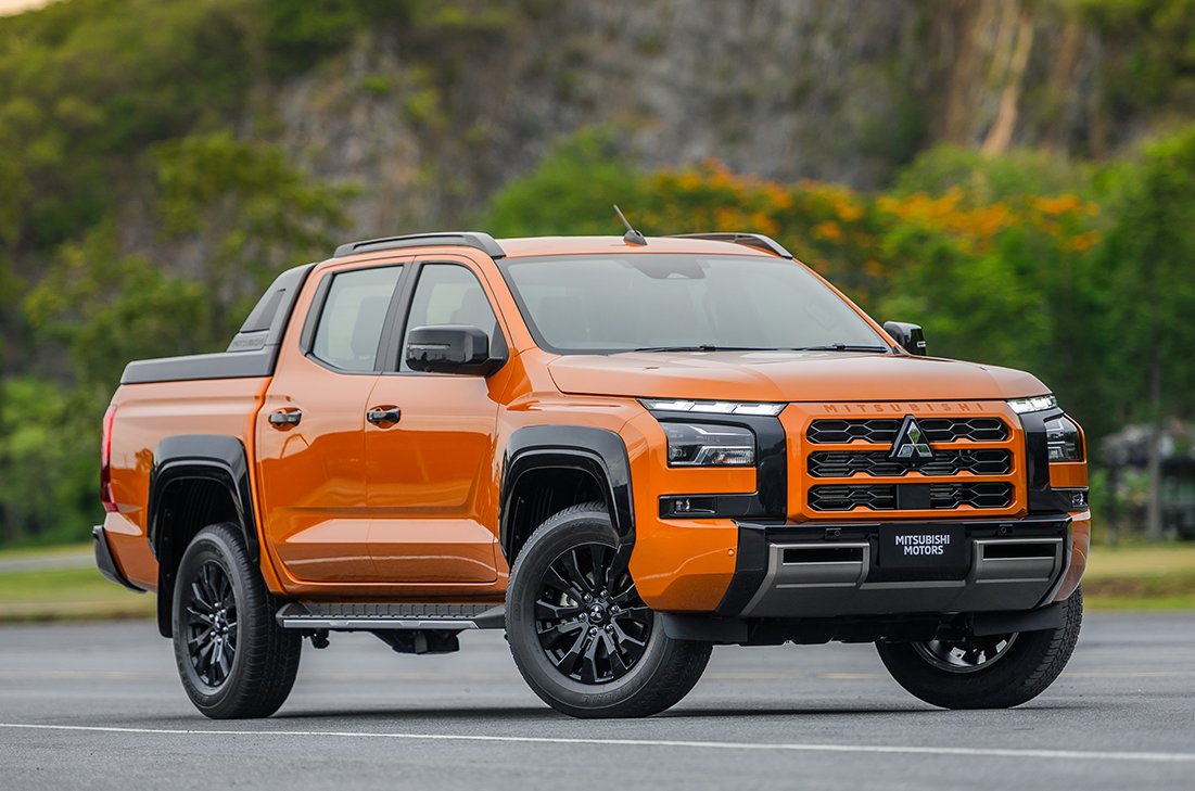 Mitsubishi L200 front driving