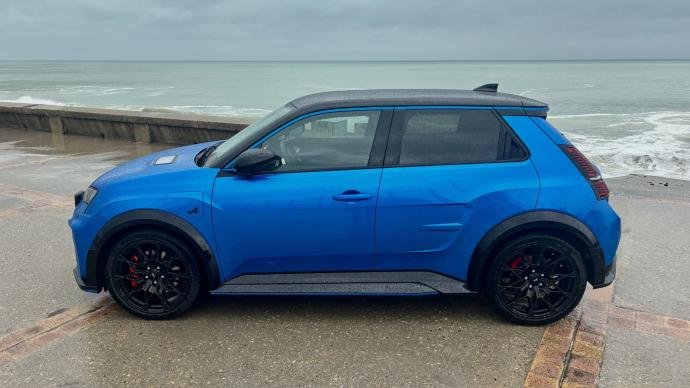 découvrez l'[alpine a290](/article/alpine-a110-r-ultime-l-adieu-a-265-000-avant-l-electrique), la petite gti électrique électrisante alliant performance et design sportif pour une expérience de conduite inoubliable.