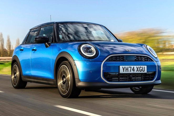 [Mini Cooper](/article/volvo-ex30-2026-prix-baisses-et-nouveaux-moteurs-pour-seduire) 5 Door front right driving