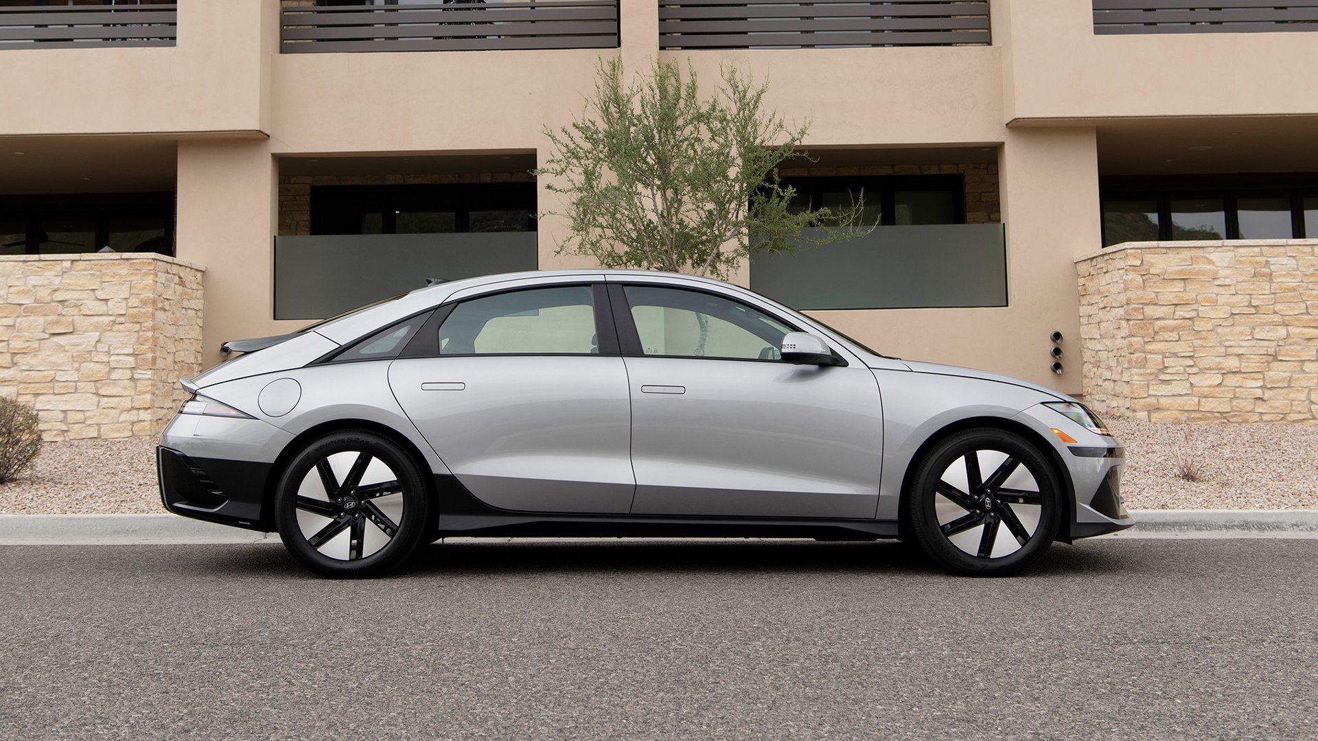 Side profile view of silver [Hyundai Ioniq 6](/article/hyundai-ioniq-6-n-650-chevaux-electriques-pour-conquerir-les-circuits).