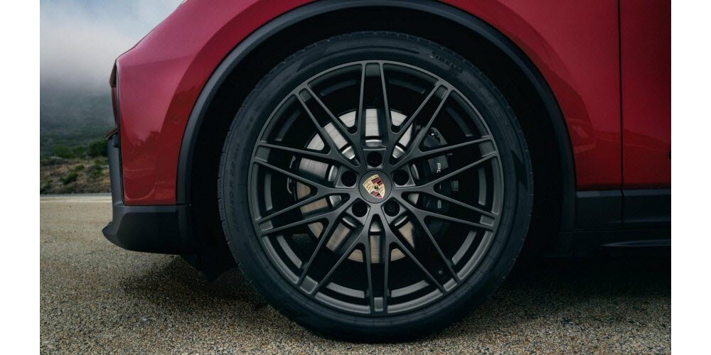 Le nouveau Macan GTS se distingue par une présentation spécifique reprenant divers détails peints en noir à l'avant, sur les côtés et à l'arrière. Il hérite aussi de phares Matrix LED teintés.