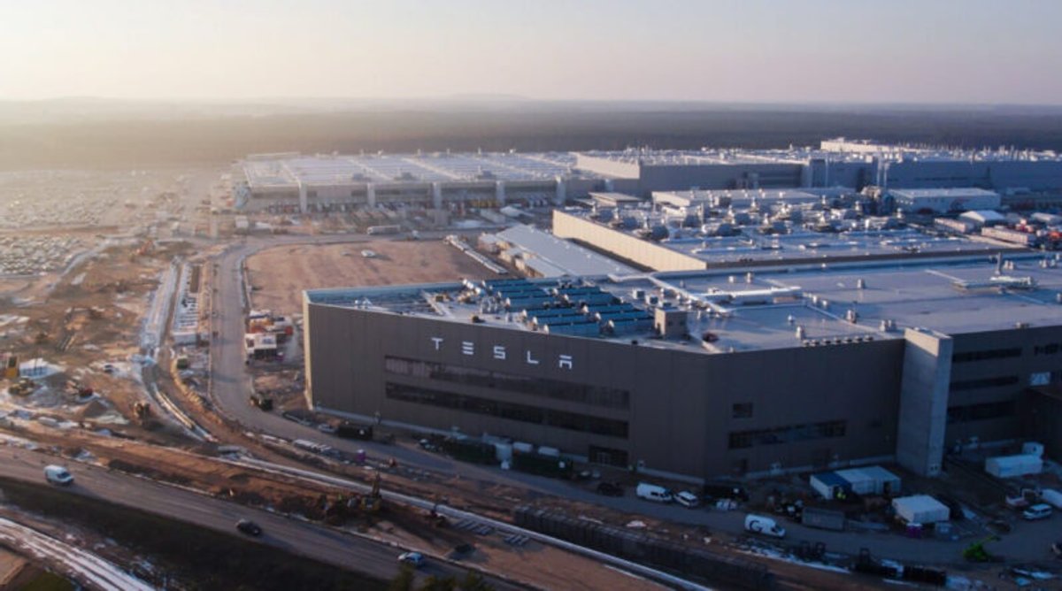 Photo principale de l'article : tesla across - Tesla Semi en Europe 2027 : premiers Megachargers et performances révélées