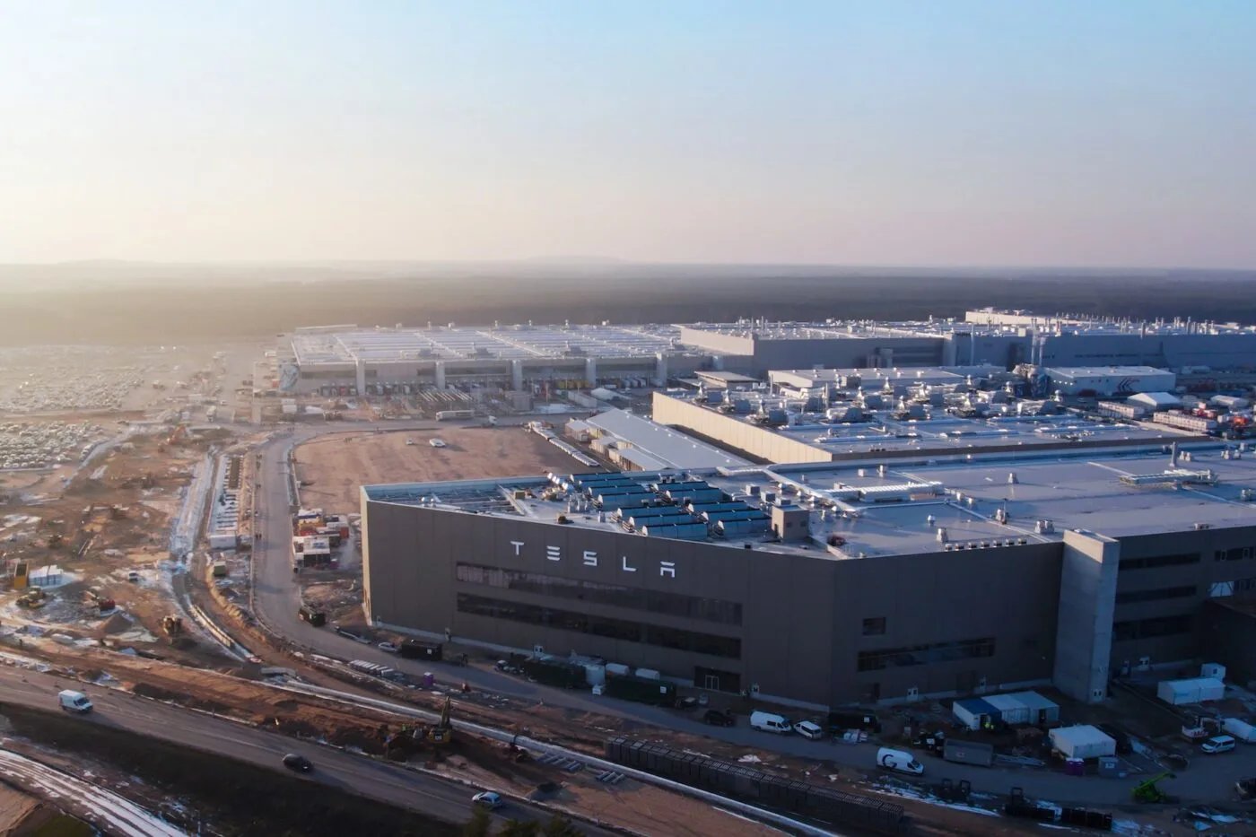 Photo principale de l'article : tesla model y - Tesla Model Y : champion mondial malgré la chute de production européenne