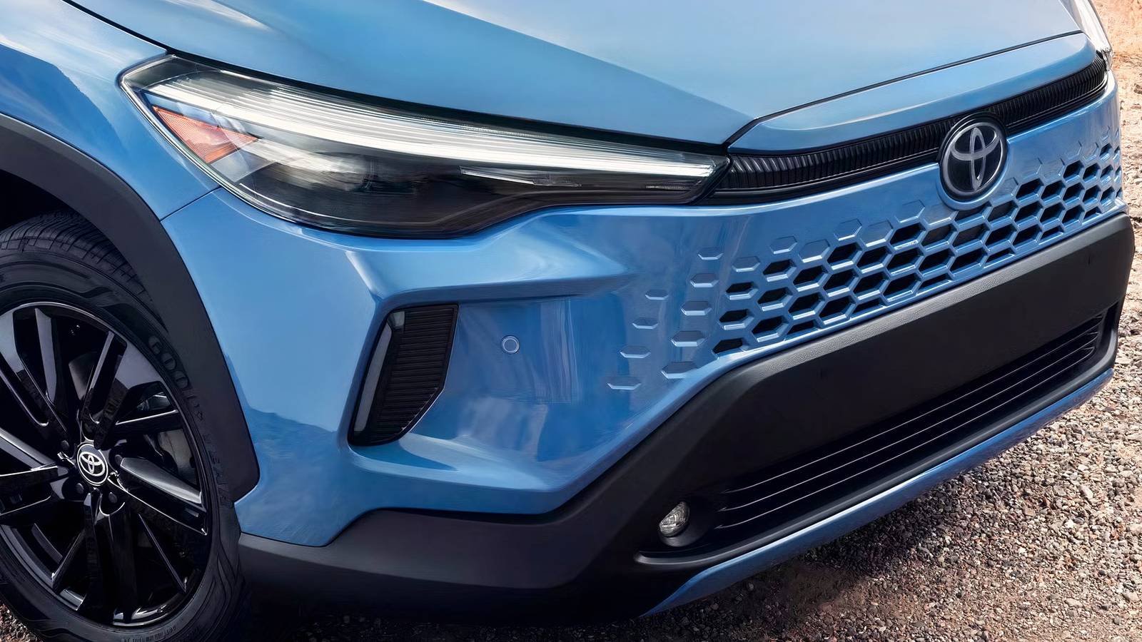 Close-up of a blue 2026 [Toyota Corolla Cross](/article/toyota-corolla-2026-60-ans-d-evolution-et-50-millions-vendues)ticle/toyota-corolla-2026-60-ans-d-evolution-et-50-millions-vendues) Cross' front end