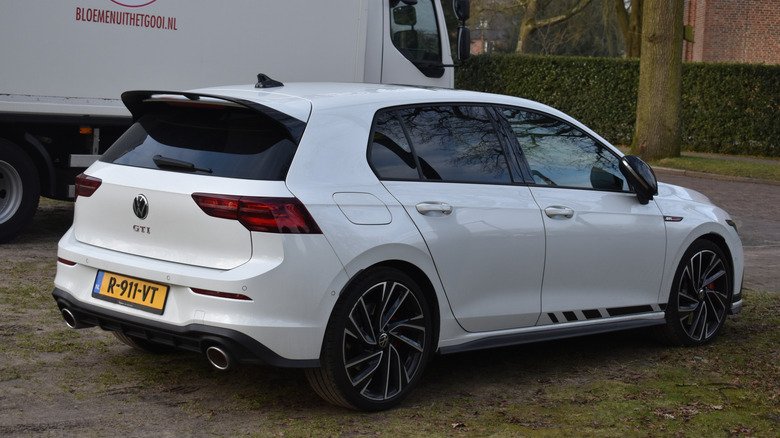 A rear three-quarter view of a white [Volkswagen Golf GTI](/article/volkswagen-atteint-2-millions-d-electriques-et-renouvelle-ses-id)article/volkswagen-golf-9-premieres-images-officielles-de-la-future-generation-electrique) GTI Clubsport in the Netherlands