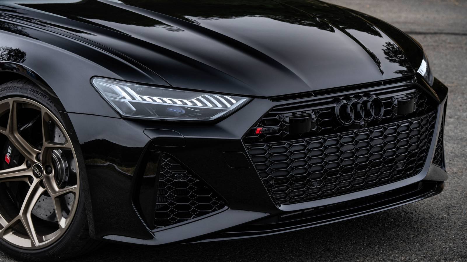 A close up shot of the front of the 2024 Audi RS6 Avant performance