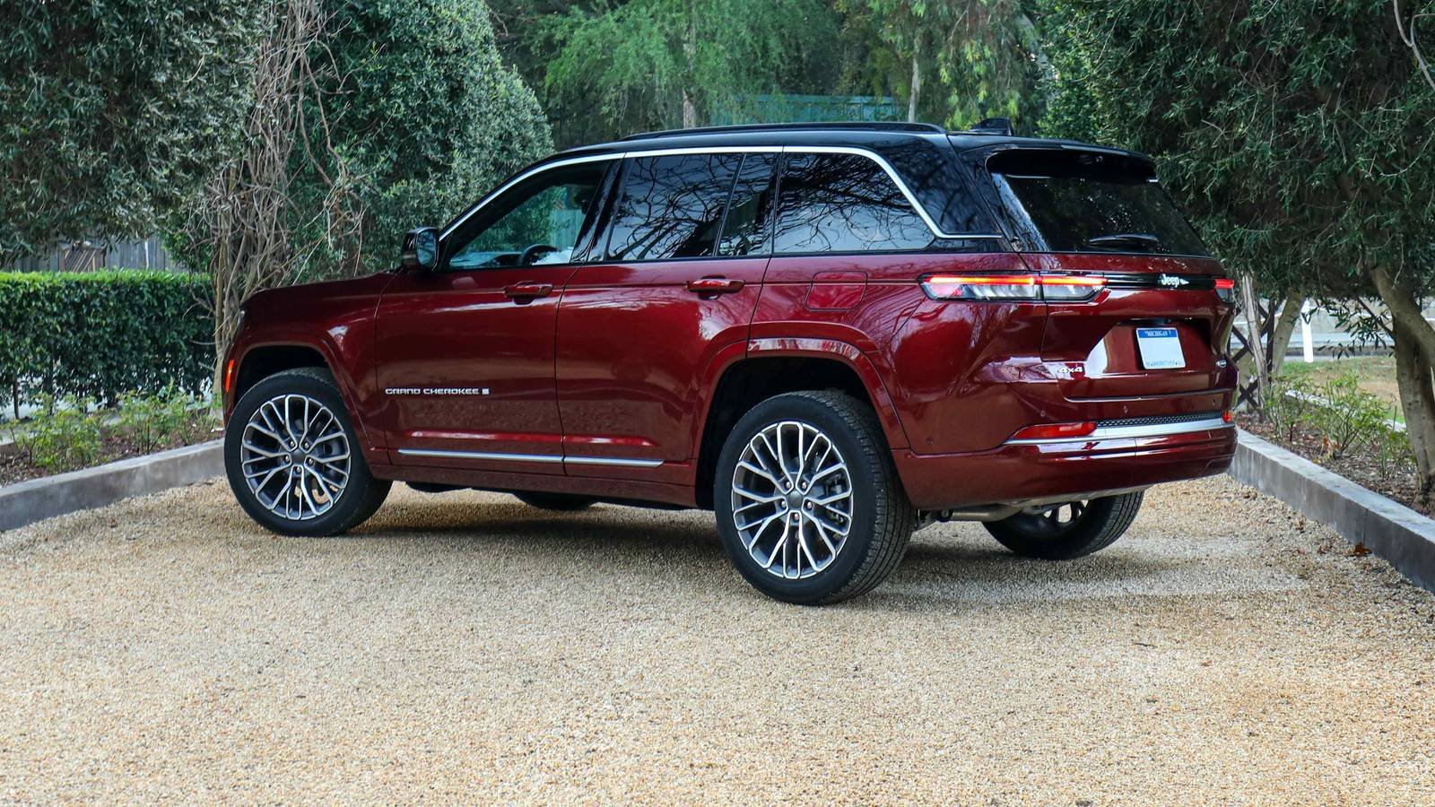 2026-jeep-grand-cherokee-profile-1