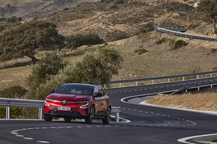 [Renault Mégane E-Tech](/article/renault-clio-6-prix-hybride-e-tech-et-comparatif-avec-la-clio-5)
